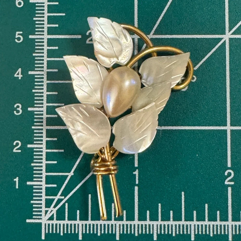 Vintage mid-century mother of pearl leaves &faux pearl brooch w/gold tone detail